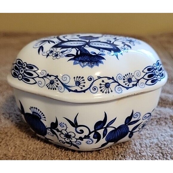 Vtge Vienna Woods MANN Porcelain Egg Blue Design china Trinket Box 5"x4" preown - Picture 16 of 16
